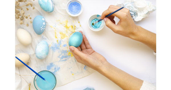 Oeufs de peinture de Pâques avec plastique inachevé, ensemble de