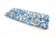 Coupon de tissu imprimé fleurs bleues - 43 x 53 cm - Coupons de tissus - 10doigts.fr