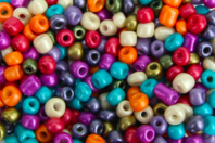 Grosse perles de rocaille nacrées - 4000 perles - Perles de rocaille - 10doigts.fr