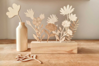 Socle en bois et 15 fleurs à décorer - Objets bois pour la maison - 10doigts.fr