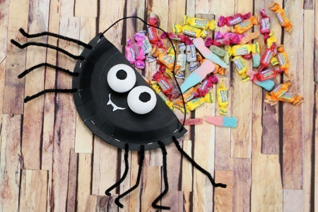 Panier à bonbons Araignée - Tutos Halloween – 10doigts.fr