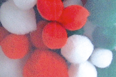 Set de 300 pompons couleurs de Noël assorties (rouge, vert, blanc) et tailles assorties  - 10doigts.fr