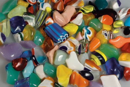 Set d'environ 50 galets en pâte de verre, unis et rayurés, couleurs assorties - 10doigts.fr