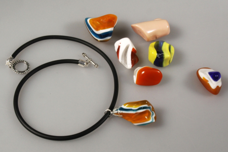 Set d'environ 50 galets en pâte de verre, unis et rayurés, couleurs assorties - 10doigts.fr