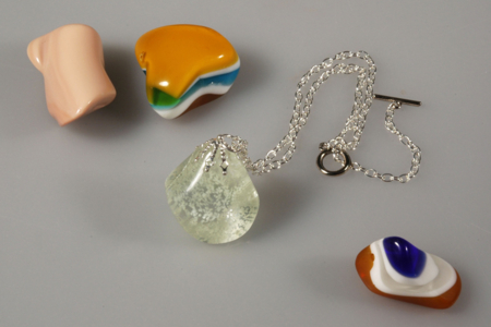 Set d'environ 50 galets en pâte de verre, unis et rayurés, couleurs assorties - 10doigts.fr