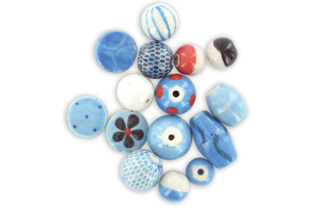 Set de 15 perles artisanales en céramique Azur, formes et couleurs assorties en camaïeu - 10doigts.fr