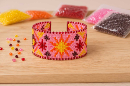 5 pochettes de perles de rocaille (jaune, orange, rouge, rose et marron) - Perles Rocaille – 10doigts.fr