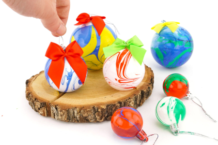 Boules de Noël en marbling - Activités manuelles décorations du sapin de Noël – 10doigts.fr