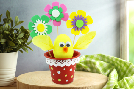 Petit poussin dans un pot de fleurs - Tutos Pâques – 10doigts.fr