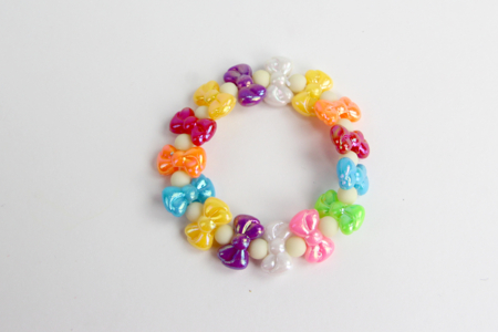 Perles en plastique coloré irisé - Couleurs assorties - Perles enfant – 10doigts.fr