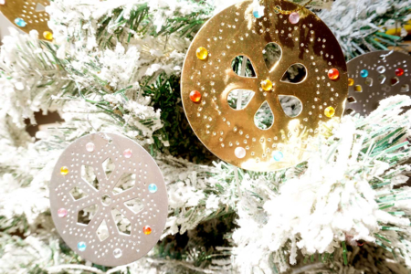 Boules de Noël brillantes à poinçonner - Tutos Objets décorés – 10doigts.fr