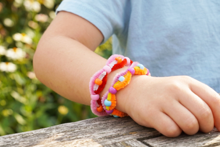 bracelet fil chenille - Activités manuelles Été – 10doigts.fr