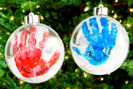 Boule de Noël avec une empreinte de main - Décoration du sapin – 10doigts.fr