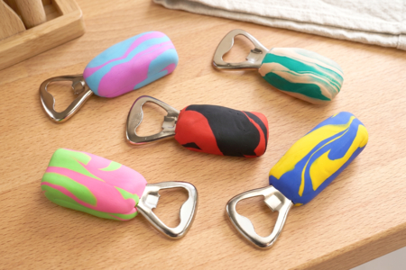 décapsuleur pâte à modeler idée cadeau fête des parents - Activités manuelles fête des pères – 10doigts.fr