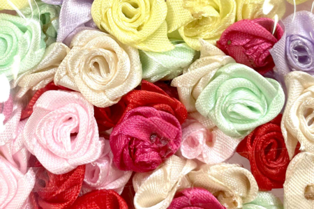 Roses en satin - 50 pièces - Embellissements fleurs et coeurs – 10doigts.fr