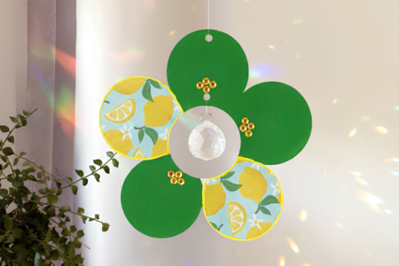 grand attrape soleil fleur en bois - Suspensions décoratives en bois – 10doigts.fr