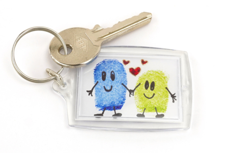 idée cadeau fête des mères porte clés empreintes enfants - Activités manuelles fête des pères – 10doigts.fr