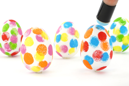 Décorer des œufs de Pâques avec des tampons doigts - Tutos Pâques – 10doigts.fr