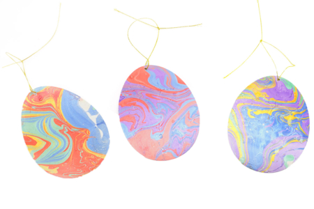 peinture marbré oeuf de pâques activité enfant - Activités manuelles DIY Pâques – 10doigts.fr