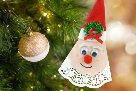 Père Noël avec un napperon en dentelle de papier - Tutos Noël – 10doigts.fr