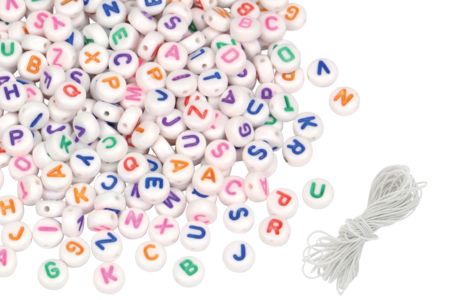 Perles rondes alphabet multicolore - 250 perles - Bijoux messages – 10doigts.fr