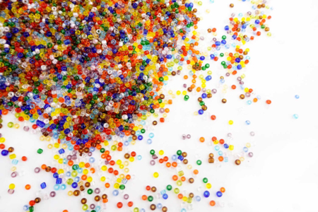 Perles de rocaille multicolores - 9000 perles - Perles Rocaille – 10doigts.fr