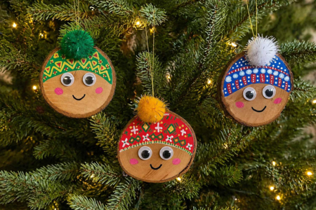 Suspensions de Noël en rondins de bois - Activités manuelles décorations du sapin de Noël – 10doigts.fr