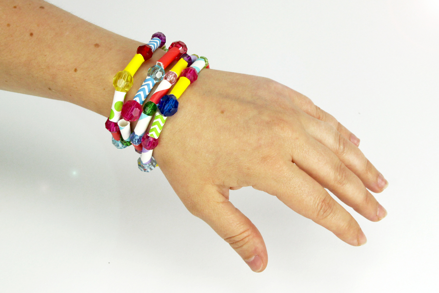 Faire un bracelet avec des pailles en carton - Activités manuelles
