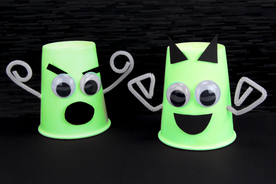 Fantômes phosphorescents avec des gobelets - Activités manuelles Halloween