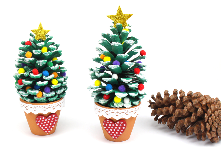 Sapin de Noël avec une pomme de pin - Activités manuelles tables de fêtes