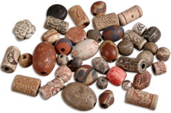 Set d'environ 40 perles artisanales en céramique Troja