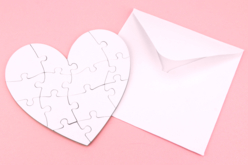 Puzzles cœur en carton blanc + enveloppes - Set de 6 - Puzzles à colorier – 10doigts.fr