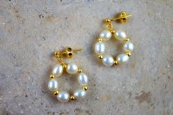 clous d'oreille avec perle nacre - Boucles d'oreilles - 10doigts.fr