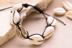 Coquillages Cauri blancs et dorés - 18 pièces - Bijoux de plage – 10doigts.fr - 2