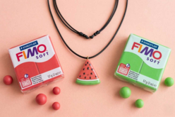Pendentif pastèque kawaii en pâte Fimo - Vernis protecteur - 10doigts.fr - 2