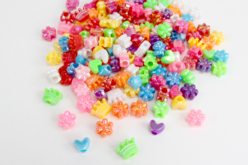 Perles en plastique coloré irisé - Couleurs assorties - Perles Enfant – 10doigts.fr