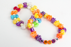 Perles en plastique coloré irisé - Couleurs assorties - Perles Enfant – 10doigts.fr - 2