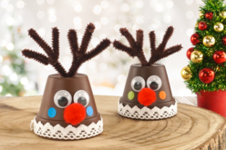 Renne du Père Noël avec un pot en terre cuite - Pompons - 10doigts.fr - 2