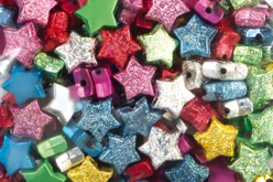 Set de 160 perles étoiles 1 cm en plastique, couleurs métallisées et pailletées assorties