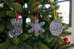 suspension carte à gratter sapin de Noël - Cartes à gratter, à poinçonner - 10doigts.fr - 2