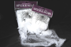 Toile d'araignée étirable + 2 araignées en plastique - Décorations d'Halloween – 10doigts.fr