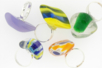 Set d'environ 50 galets en pâte de verre, unis et rayurés, couleurs assorties - 10doigts.fr