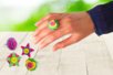 Bagues colorées avec des boutons - Tutos Fête des Mères – 10doigts.fr