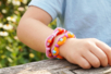 bracelet fil chenille - Activités manuelles Été – 10doigts.fr