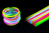 Bracelets fluo lumineux - Set de 100 - Ballons, guirlandes, serpentins – 10doigts.fr