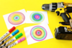 Dessiner des cercles colorés avec une visseuse - Tutos Tableaux – 10doigts.fr