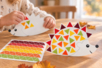hérisson gommettes activité enfant automne - Kits créatifs d'automne : des activités clé en main pour les enfants – 10doigts.fr