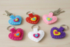 Kit porte-clés cœurs feutrine - 6 pièces - Kits Mercerie – 10doigts.fr