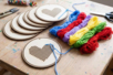 materiel kit coeur en bois à broder - Kits Mercerie – 10doigts.fr
