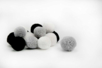 Pompons ronds camaïeu noir et blanc - 20 pièces - Pompons – 10doigts.fr